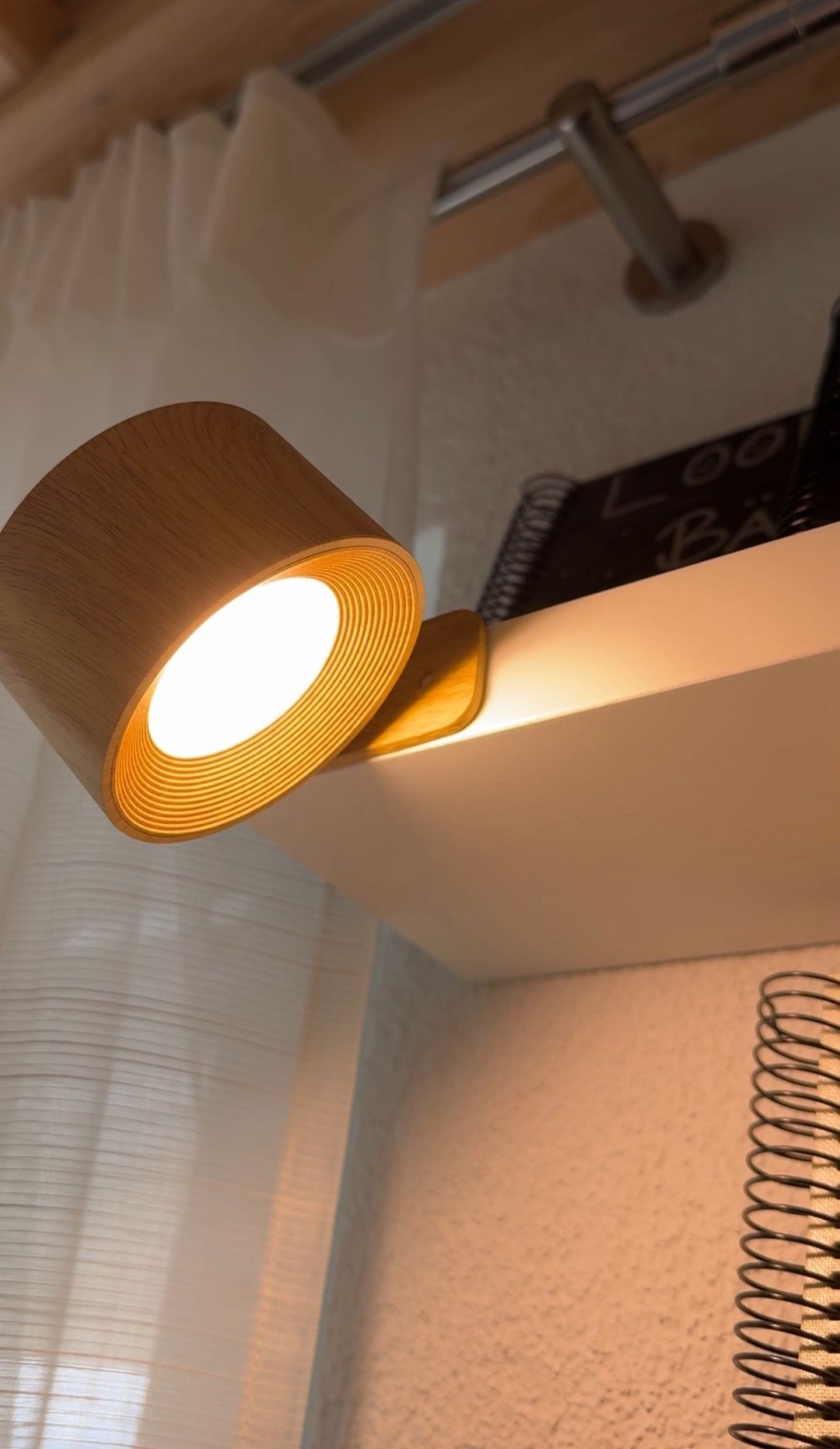 Magnetic LED wall lamp